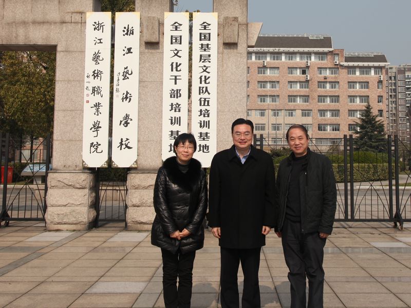 省文化厅副厅长蔡晓春(中),院党委书记林国荣(右),党委副书记、副院长朱海闵合å½?