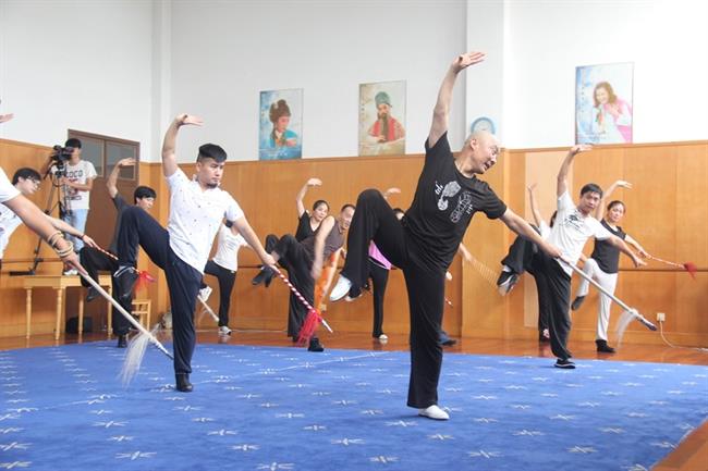 京剧表演艺术家奚中路为“新松高研班”学员授课.jpg 京剧表演艺术家奚中路为“新松高研班”学员授课.jpg