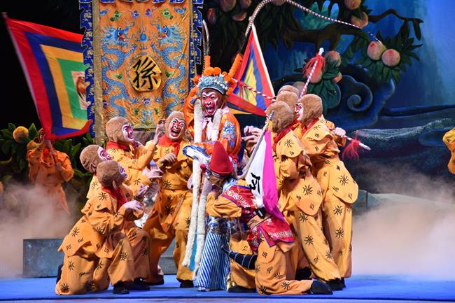 图7 由学校绍剧班与萧山绍剧团联合制作的孙悟空三打白骨精在胜利剧院上演.jpg