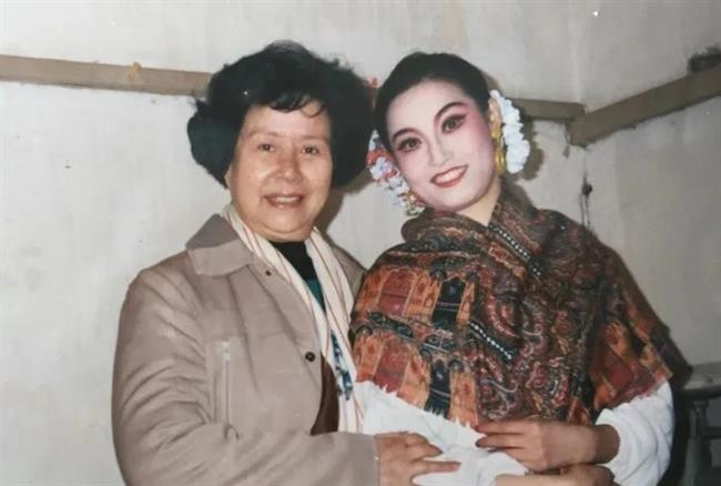 四版之一(2)1990年戚雅仙老师与钱丽文合影.jpg 四版之一(2)1990年戚雅仙老师与钱丽文合影.jpg