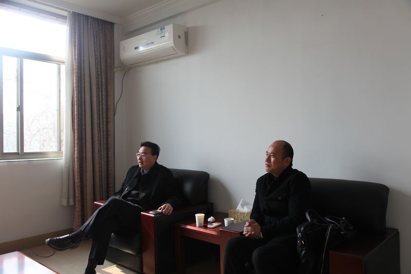 副厅长蔡晓春(左)听取汇æ?