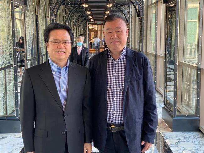 中国戏剧家协会分党组书记、驻会副主席陈彦(左).jpg 中国戏剧家协会分党组书记、驻会副主席陈彦(左).jpg