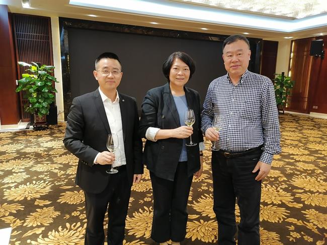 澳门中联办副主任吴植婵(中),澳门中联办宣文部副主任刘伟(左).jpg 澳门中联办副主任吴植婵(中),澳门中联办宣文部副主任刘伟(左).jpg