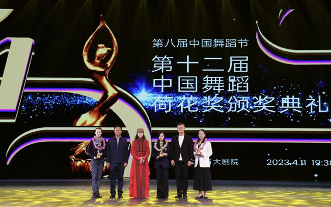 中国舞协副主席、云南省舞协主席杨丽萍,中国舞协分党组成员、秘书长夏小虎,云南省文联副主席、秘书长晏中为获得第十二届中国舞蹈“荷花奖”古典舞奖的作品代表颁奖。(1)_副本.png 中国舞协副主席、云南省舞协主席杨丽萍,中国舞协分党组成员、秘书长夏小虎,云南省文联副主席、秘书长晏中为获得第十二届中国舞蹈“荷花奖”古典舞奖的作品代表颁奖。(1)_副本.png