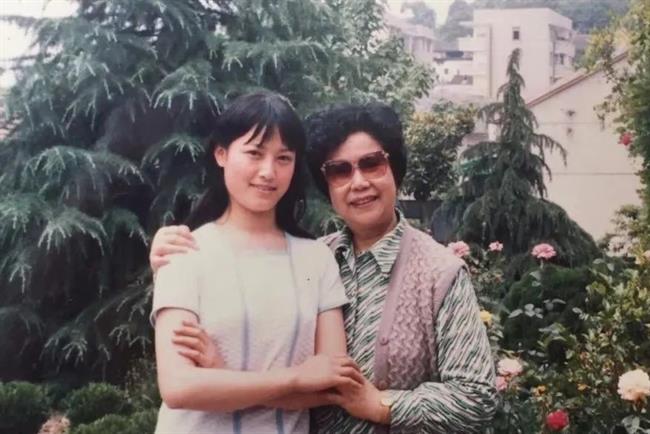 四版之一(1)1986年戚雅仙老师与钱丽文在嵊州越剧之家合影.jpg 四版之一(1)1986年戚雅仙老师与钱丽文在嵊州越剧之家合影.jpg