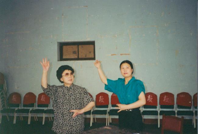 越剧表演艺术家徐玉兰给周伟君排戏.jpg 越剧表演艺术家徐玉兰给周伟君排戏.jpg