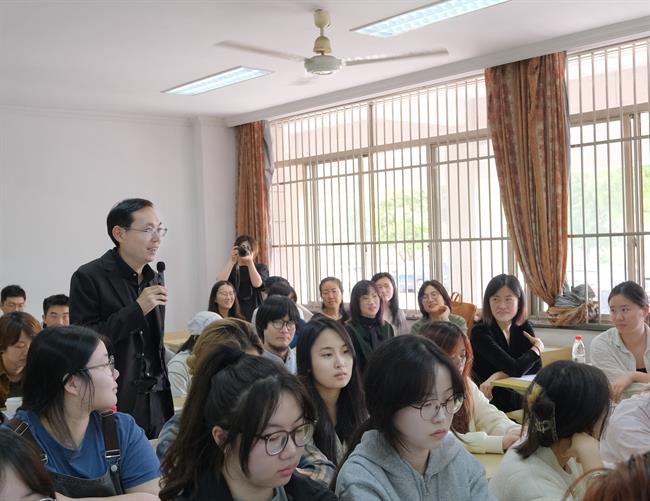 施校长交流.jpg 施校长交流.jpg