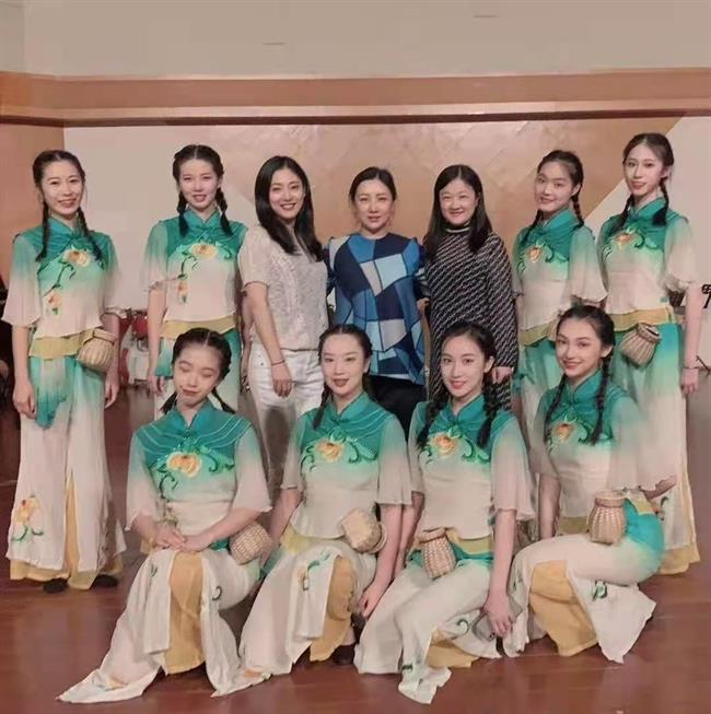 表演唱《茶山情歌》 (2).jpg 表演唱《茶山情歌》 (2).jpg