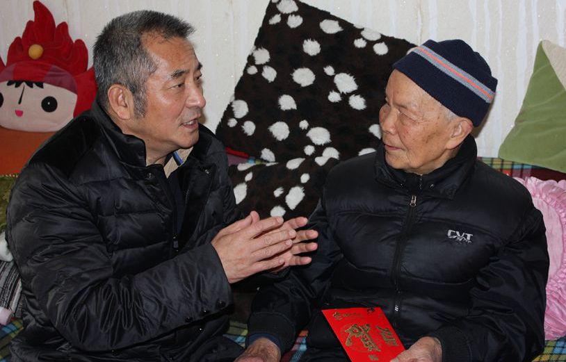 尤炳秋与陈宾一(右)交è°?