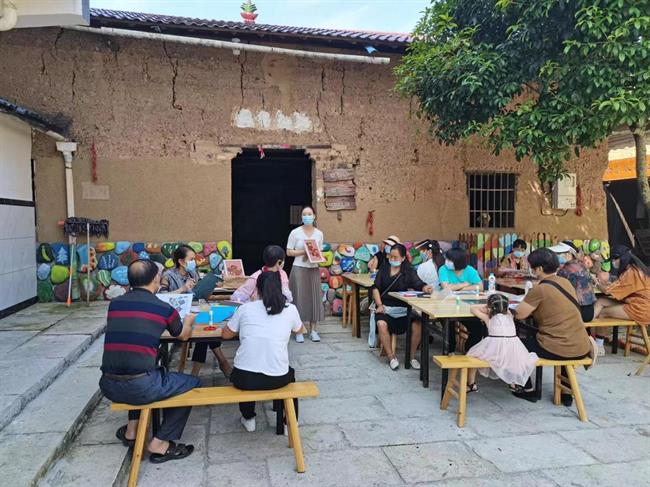 浙江艺术职业学院师生团队在余东村开发与推广非遗手工艺研学课程.png 浙江艺术职业学院师生团队在余东村开发与推广非遗手工艺研学课程.png