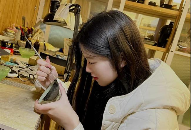 文物修复与保护专业学生在实训室为“宋韵”毕业展准备作品.jpg 文物修复与保护专业学生在实训室为“宋韵”毕业展准备作品.jpg