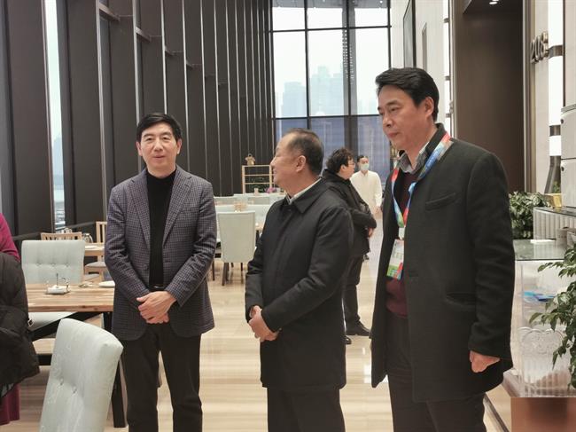 李力和沈诚在联排间隙与我校演出人员交谈 (2).jpg