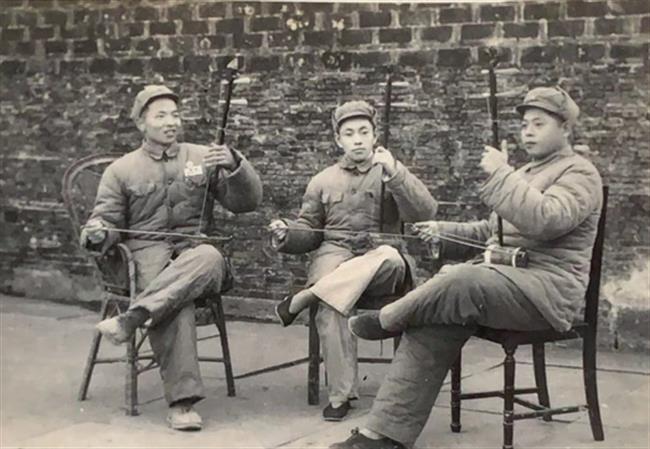 四版之一 (2)父亲在练琴.png 四版之一 (2)父亲在练琴.png